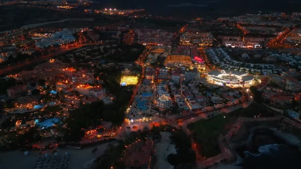 美丽明亮的夜景城市空中景观的海洋海岸 特内里费 加那利岛 高质量的4K镜头 无人驾驶飞机 — 图库视频影像