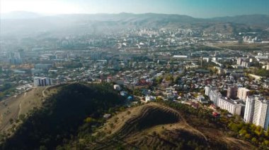 Gürcistan 'ın başkenti Tiflis' in yerleşim bölgesinin insansız hava aracı görüntüsü. Yüksek kaliteli görüntüler