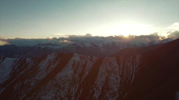 Wschód Słońca Błękitnym Niebem Lekkie Chmury Nad Górami Śniegu Kaukaz — Wideo stockowe