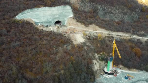 Montañas Túnel Construcciones Con Grúa Metal Nueva Carretera Cáucaso Georgia — Vídeos de Stock