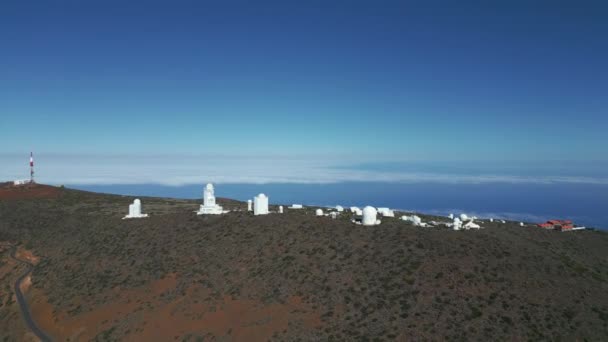 天体物理学山 テネリフェ島 カナリアの望遠鏡を備えたTeide宇宙研究天文台 高品質4K映像 物語やリールの垂直 — ストック動画