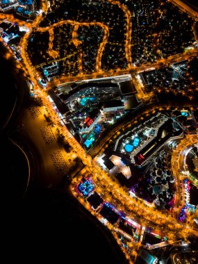 Okyanus kıyıları ve ışıkları, Tenerife, Kanarya Adası 'nın aydınlatılmış gece şehri ya da kasabasının güzel insansız hava aracı manzarası. Yüksek kalite fotoğraf