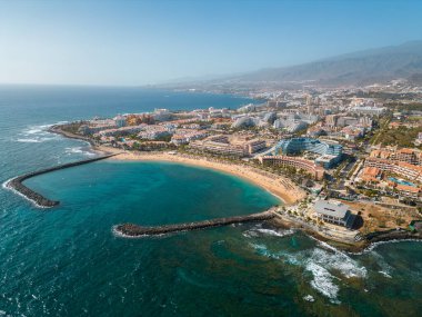 Okyanus kıyısında oteller ve plajlar, Los Cristianos ve Las Americas, Tenerife, Kanarya, havadan çekim, liman