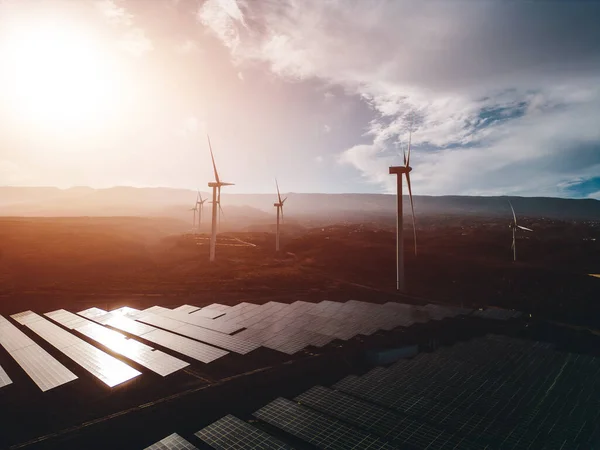 Rüzgar değirmeni ve güneş panelleri çiftçiliği rüzgar ve güneş ile yenilenebilir enerji üretir. Yüksek kaliteli hava resmi