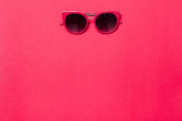 Luxus Und Stylische Modische Sonnenbrille Auf Rotem Oder Rosa Hintergrund — Stockfoto