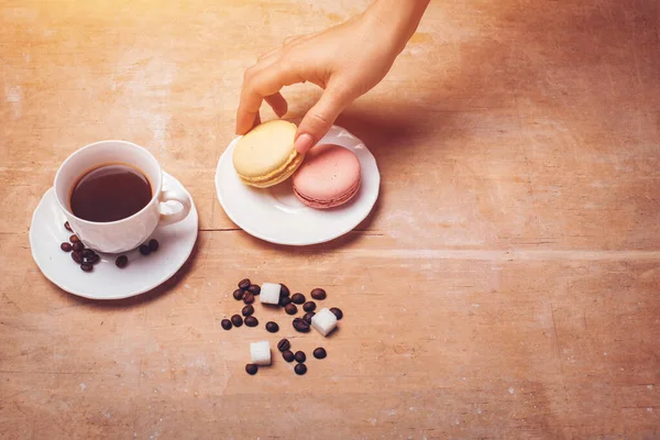 Persona Bere Caffè Espresso Fresco Con Macaron Sfondo Legno Foto — Foto Stock