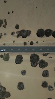 Çölde arabalı bir yol, Teide Ulusal Parkı, Tenerife, Kanarya Adası, Anteni. Yüksek kalite 4k görüntü, makara ya da hikayeler için dikey