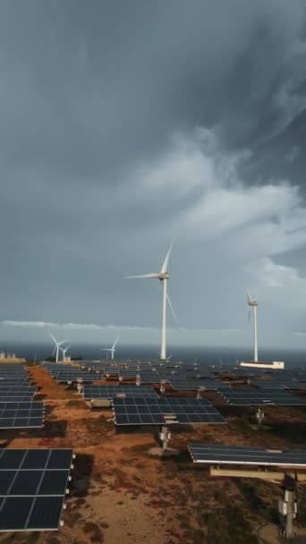 風力発電と太陽光パネル農業は風力と太陽光で再生可能エネルギーを生産する 高品質4K映像空撮 — ストック動画