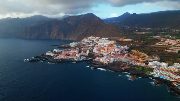 Mooi Gezellig Dorpje Aan Oceanische Kust Met Bergen Puerto Santiago — Stockvideo