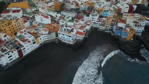 Černá Sopečná Písečná Pláž Útulná Vesnice Pobřeží Atlantského Oceánu Modrou — Stock video