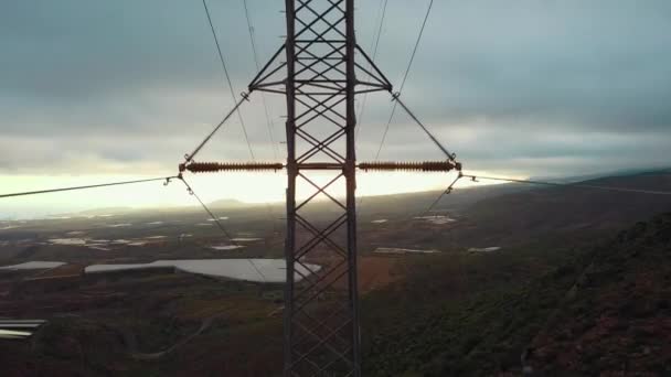 Dağ Sahnesinde Yüksek Voltajlı Elektrik Hattı Elektrik Iletimi Yüksek Kaliteli — Stok video