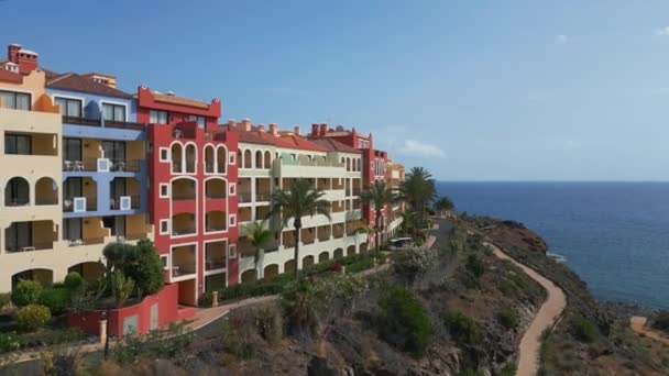 Acogedora Colorida Ciudad Con Casas Hoteles Resorts Acantilado Roca Tenerife — Vídeos de Stock