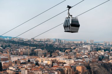 Gürcistan 'ın başkenti Tiflis üzerinde teleferik halatı, tarihi bölgenin havadan görünüşü. Yüksek kaliteli resim