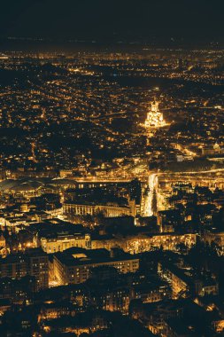 Gürcistan 'ın başkenti Tiflis gece şehri manzarası, köprüleri ve kilisesi ile aydınlatılmış tarihi bölge. Yüksek kalite resim, gökyüzü