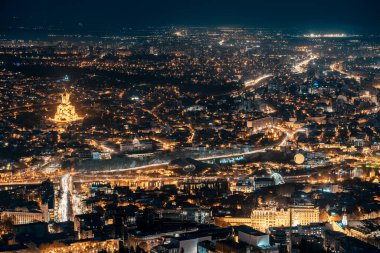 Gürcistan 'ın başkenti Tiflis gece şehri manzarası, köprüleri ve kilisesi ile aydınlatılmış tarihi bölge. Yüksek kalite resim, gökyüzü