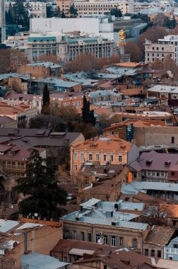 Eski kenti olan eski bir Dzveli Tiflis ve çatıları döşemeli binalar, anten. Yüksek kalite fotoğraf
