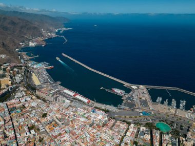 Mavi liman suyu, Tenerife 'nin limanı başkenti Santa Cruz, Kanarya adası. Yüksek kaliteli hava aracı resmi