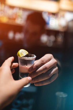 Barmen limon ve tuzlu tekila kokteyli hazırlar. Yüksek kalite fotoğraf