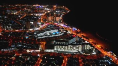 Güney Tenerife, Kanarya Adası, Costa Adeje ve Las Amerika 'nın gece görüşü aydınlandı. Yüksek kalite 4k drone görüntüsü