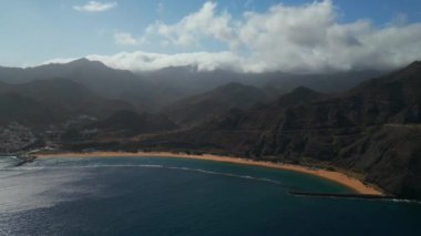 Playa De Las Teresitas mavi okyanusu ve Tenerife 'deki Anaga ulusal parkının dağı. Yüksek kalite 4K hava aracı fotoğrafı