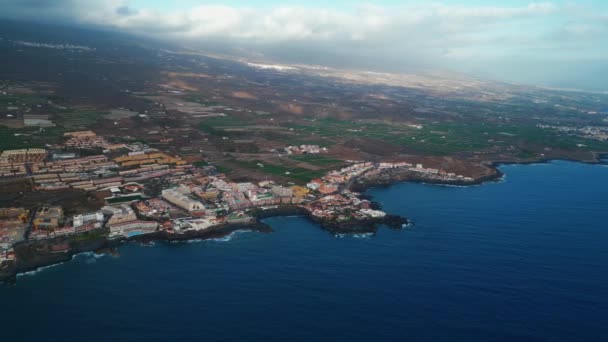 Bellissimo Villaggio Accogliente Sulla Riva Oceanica Con Montagne Alcala Tenerife — Video Stock