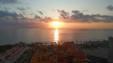 Okyanus kıyısında günbatımında oteller, tatil köyleri, Tenerife 'deki villalar, Kanarya adaları, antenler. Yüksek kalite 4k görüntü