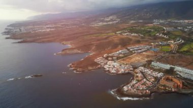 Lüks oteller ve okyanus kıyısında mavi suyu olan tatil beldeleri, Tenerife, Kanarya adası. Yüksek kalite 4K hava aracı görüntüsü