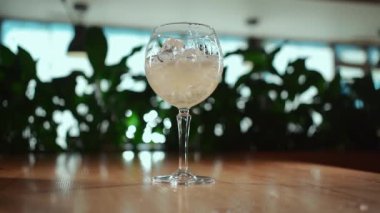 Barmen taze kırmızı alkol kokteylini çilek, limon ve buzla hazırlıyor. Yüksek kalite fotoğraf