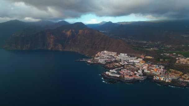 Krásná Útulná Vesnice Pobřeží Oceánu Horami Puerto Santiago Tenerife Kanárské — Stock video