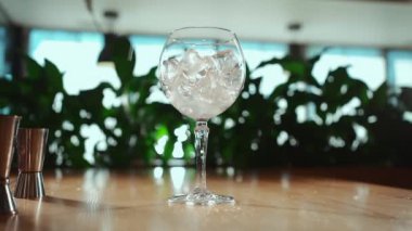 Barmen portakallı aperol kokteyli hazırla. Bardakta buz olsun. Yüksek kaliteli FullHD görüntüler