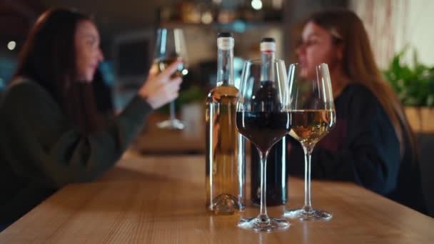 Meninas Alegres Comemorando Café Beber Vinho Tinto Branco Luxo — Vídeo de Stock
