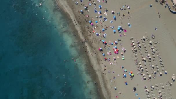 Piękny Widok Lotu Ptaka Wybrzeże Plaży Turkusowo Niebieską Przezroczystą Wodą — Wideo stockowe