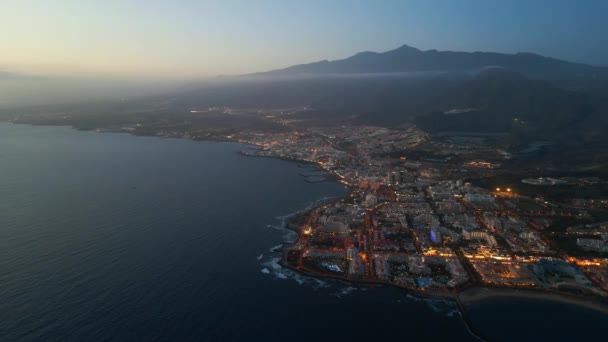 夕阳西下 黄昏时分 与蓝水群山交相辉映的大海海岸 特内里费 加那利岛 高质量的4K航空俯瞰无人机镜头 — 图库视频影像