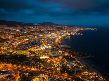 Gece şehrin aydınlık manzarası, güzel okyanus kıyısı, Tenerife, Kanarya adası havası. Yüksek kalite fotoğraf