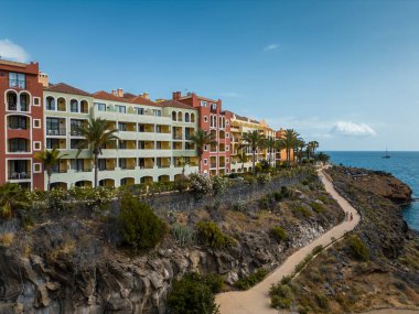 Evleri, otelleri ve kayalıklardaki tatil köyleri, Tenerife, Kanarya adası. Yüksek kalite 4K hava aracı görüntüsü