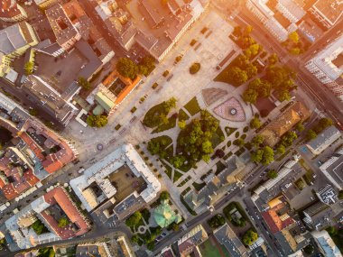 Litvanya meydanı ve eski kasaba parkı renkli çatıları olan küçük evler, Lublin, Polonya. Yüksek kaliteli hava aracı resmi