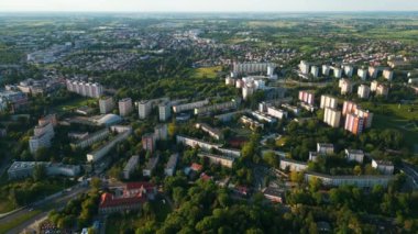 Yazın veya ilkbaharda Lublin, Polonya 'da binaları ve parkları olan bir yerleşim bölgesi. Yüksek kaliteli hava aracı 4K görüntüsü