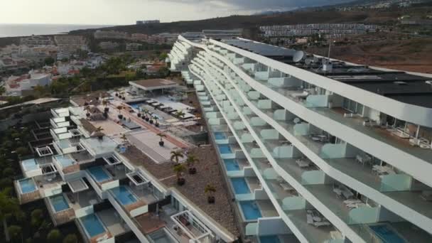 Lujoso Hotel Moderno Con Piscinas Panel Solar Azotea Imágenes Drones — Vídeos de Stock
