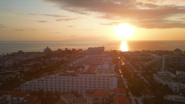 Zonsondergang Aan Kust Van Oceaan Met Hotels Resorts Villa Van — Stockvideo
