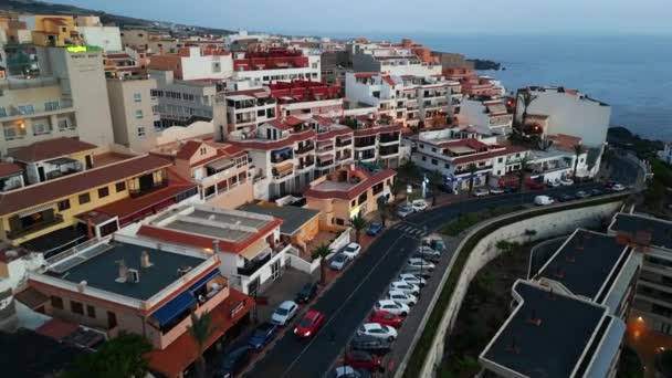 加那利岛 圣地亚哥港 特内里费 海滨的一个五彩缤纷的舒适村庄 高质量的4K航拍镜头 — 图库视频影像