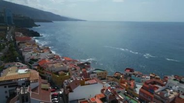 Punta Brava, Tenerife, Kanarya adası, hava manzaralı küçük bir kasabadaki mavi su okyanusu kıyısı. Yüksek kalite 4k görüntü