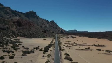 Çölde arabalı bir yol, Teide Ulusal Parkı, Tenerife, Kanarya Adası, Anteni. Yüksek kalite fotoğraf
