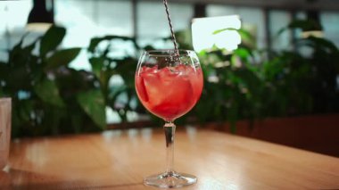 Barmen çilekli taze kırmızı alkol kokteyli hazırlıyor. Yüksek kalite fotoğraf