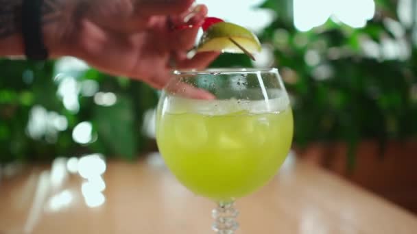 Barkeeper Bereitet Frischen Süßen Grünen Midori Cocktail Mit Limette Und — Stockvideo