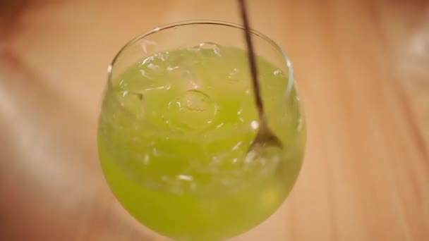 Barkeeper Förbereder Färsk Söt Grön Midori Cocktail Med Lime Och — Stockvideo