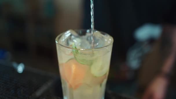 Barkeeper Pregătește Gin Fizz Cocktail Rece Gheață Grapefruit Castravete Imagini — Videoclip de stoc