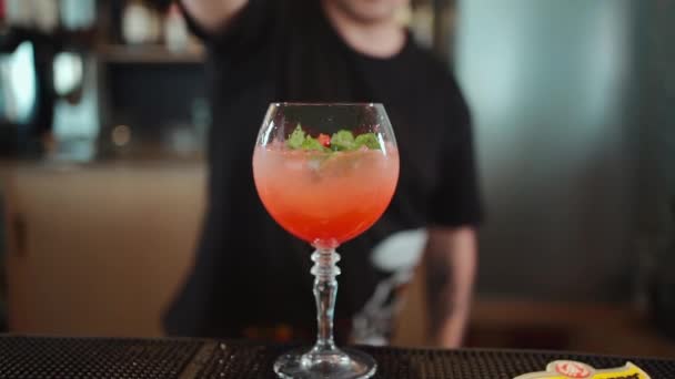 新鮮なモヒートレッドアルコールカクテルを用意するバーキーパーストロベリー ライム アイスで 高品質の写真 — ストック動画