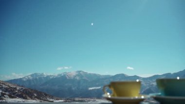 İki sıcak kahve ya da doğa arka planında çay fincanı, kış dağları ve gökyüzü. Yüksek kalite fotoğraf