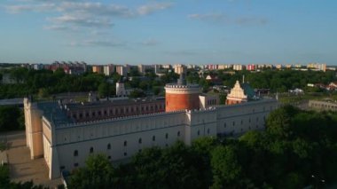 Zamek Lubelski ve renkli çatıları olan küçük şirin evleri olan eski bir kasaba, Lublin, Polonya. Yüksek kalite 4k görüntü