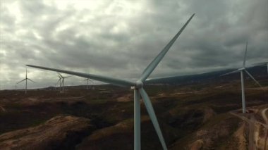Rüzgar değirmenleri çiftçiliği, geleceğin çevre dostu güç üretimi, hava aracı görüntüsü
